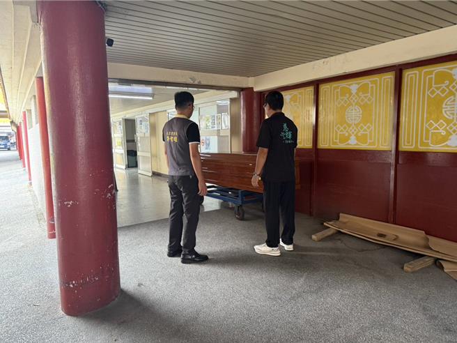 台南市黃姓男子遺體經過檢警調查，又歷經25天公告，耗時2個多月，在大忠里長許智雄（左）接手後，終於可以入棺敲定擇日火化。（程炳璋攝）