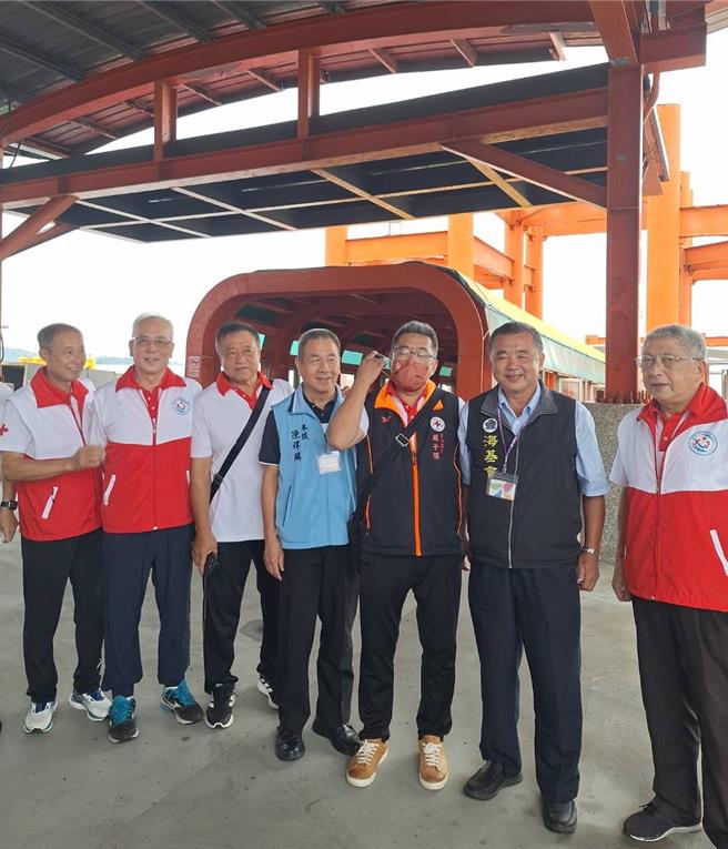 海基会驻金门人员与金门红十字会人员19日上午协助伤者及家属搭船返回厦门。（海基会提供）