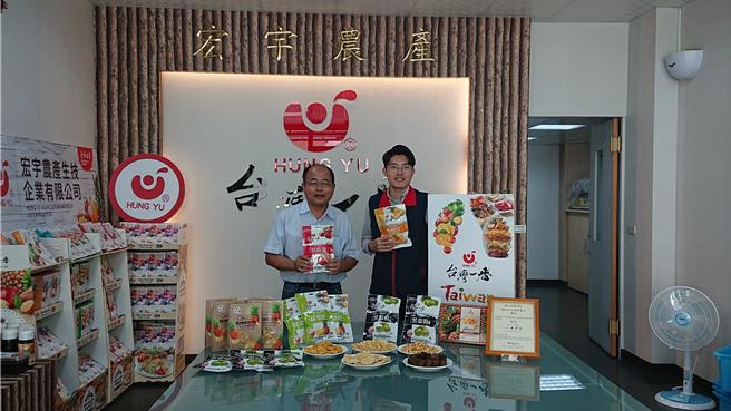 宏宇公司生产制作果乾，标榜在地台湾制造，曾获农粮署推荐，却被查获使用越南进口货改标示和包装。（农粮署南区分署图片／郭良杰台南传真）