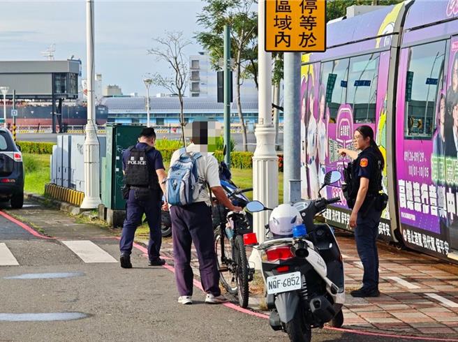 苓雅區海邊路與苓安路口，一名60歲楊姓男子騎腳踏車右轉時，未依規定避讓迎面而來的輕軌列車，導致車身擦撞倒地，所幸僅受擦挫傷未送醫，列車則右前車頭板金受損。（警方提供）