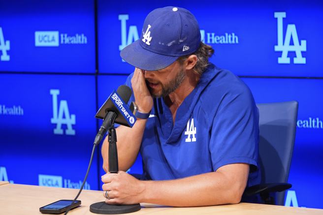 19日的记者会上，柯萧谈到退休数度哽咽。（图／美联社）