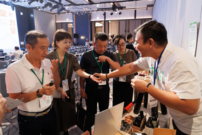 中區地方創生企業媒合會現場，各團隊與企業交流熱絡。(圖/信義房屋 提供)