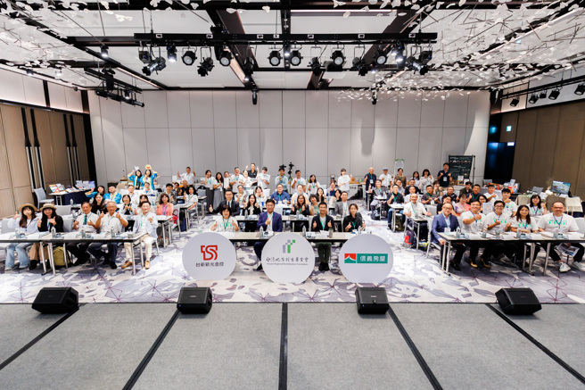 台灣地方創生基金會攜手信義房屋與台新新光金控，近日在台中共同舉辦中區地方創生企業媒合會，邀請中部地區12組地創團隊與在地企業齊聚一堂，進行深度交流與永續合作對接。(圖/信義房屋 提供)