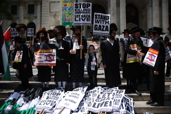 2025年8月16日，猶太正統派反錫安主義的猶太人參與紐約布賴恩特公園舉行的「與加薩站在一起」抗議活動。（資料照／法新社）