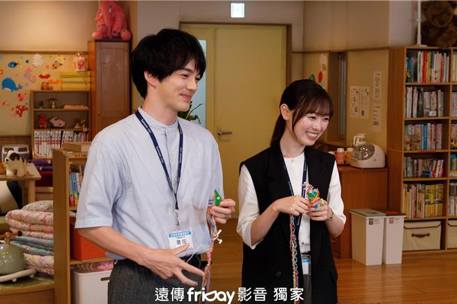 福原遥（右）与林遣都都不舍《明天会是更好的一天》杀青。（friDay影音提供）