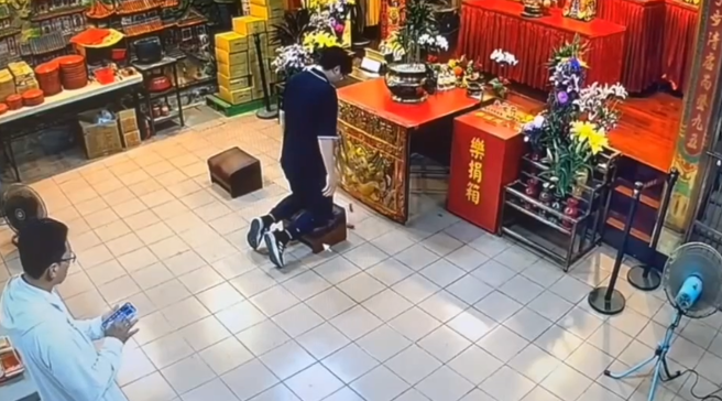 警方於案情膠著時，前往淡水福佑宮祈求媽祖指引，獲得五個聖筊。（圖／翻攝畫面）