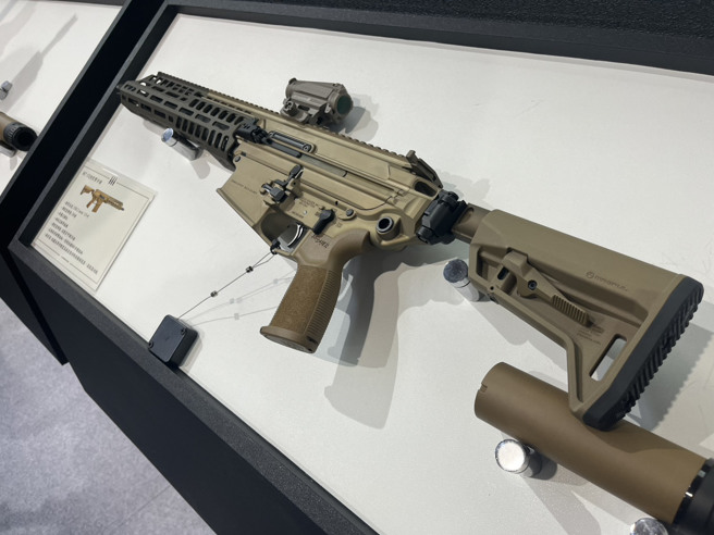 美軍新式M7步槍，現場展示的版本為13吋槍管的近戰版本，民用版本為SIG MCX SPEAR SBR 。（張威翔攝）