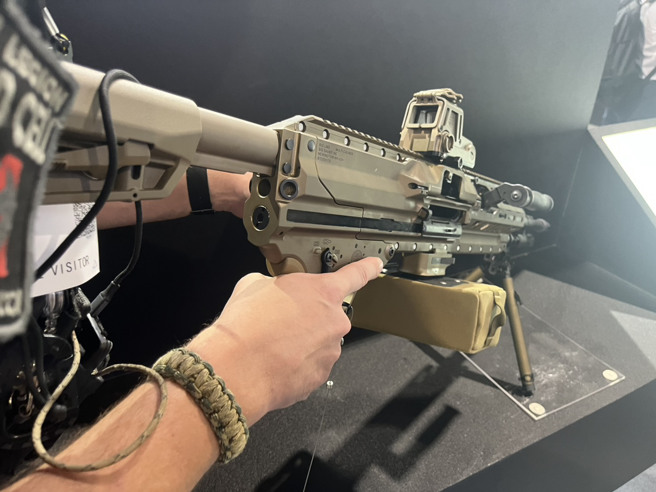 M250班用機槍，搭配腳架情況下全槍僅5.9公斤，操作起來體感只比步槍重一點點。（張威翔攝）