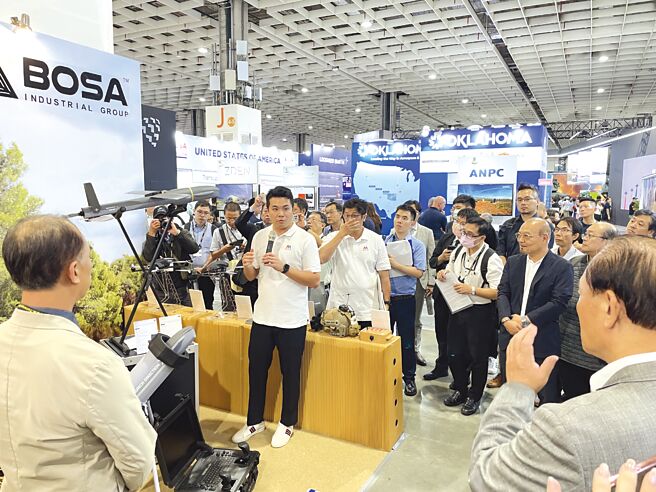 行政院政務委員季連成蒞臨銘旺展區，由銘旺董事長周維昆親自接待，並請銘旺專業人員解說各項設備性能，吸引諸多貴賓駐足聆聽。圖／銘旺提供