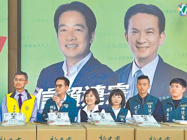 立委林俊憲強調，會遵守黨中央規定的「大咖條款」，2周內拆完與賴總統的合照看板。（取自林俊憲臉書／郭良傑台南傳真）