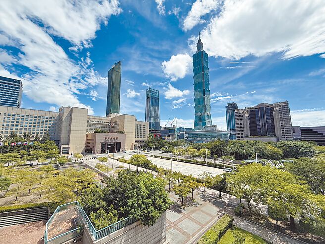 台北市政府大樓前方的市民廣場啟用已近30年，市府將斥資8.2億元改造成「城市森林」。（張珈瑄攝）