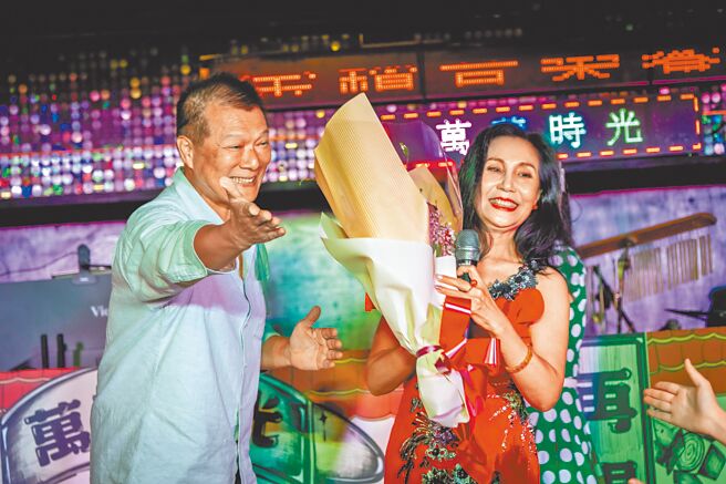 台北市文化局宣布10、11月將舉辦系列活動，文化局長蔡詩萍（左）18日贈送花束給金鑽歌廳駐唱歌手石志紅（右）。（台北市文化局提供／邱芊台北傳真）