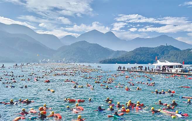 日月潭萬人泳渡28日登場，今年有2萬4736人參加，預估逾5萬人湧進日月潭。（本報資料照片）