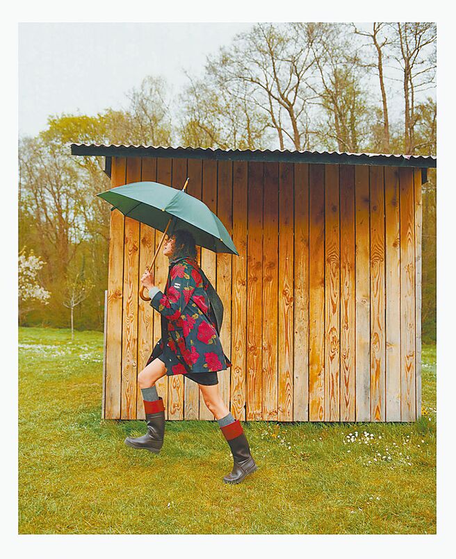 AIGLE與ROUJE共同聯名發表巴黎時尚浪漫印花系列。（AIGLE提供）