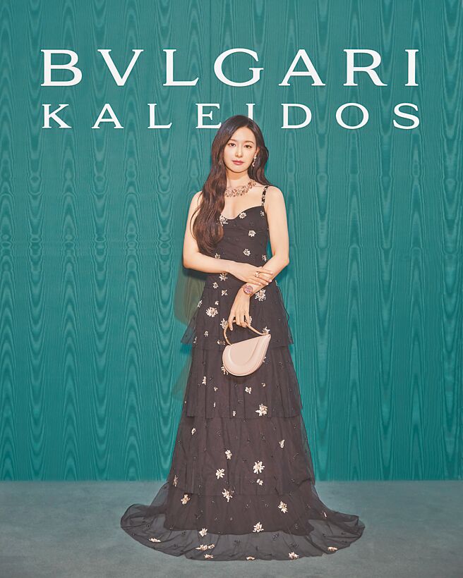 宝格丽品牌大使金智媛身穿黑色丝纱礼服，佩戴宝格丽彩宝项炼、珠宝表，手拎心形Serpenti Cuore 1968晚宴包。（BVLGARI提供）
