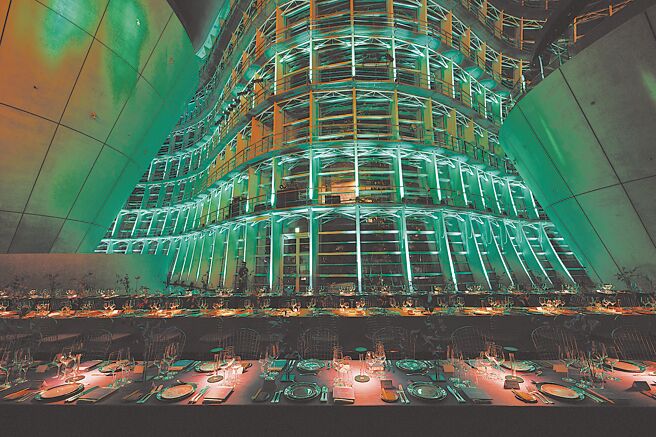 宝格丽于东京国立新美术馆大厅举办晚宴，在灯光投影下犹如置身罗马竞技场。（BVLGARI提供）