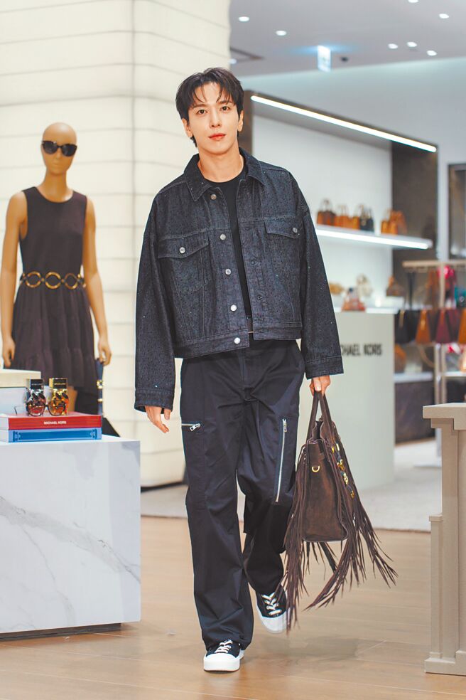 郑容和出席MICHAEL KORS活动，MICHAEL KORS黑色丹寧外套1万4600元、黑色短袖上衣4000元、黑色工作裤1万3000元、HAMILTON巧克力棕流苏大型肩背包2万100元、黑色休閒鞋6200元。（吴松翰摄）