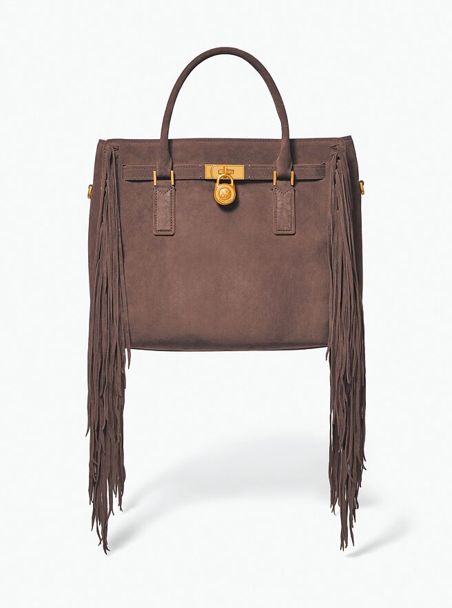 MICHAEL KORS HAMILTON巧克力棕流苏大型肩背包，2万100元。（MICHAEL KORS提供）