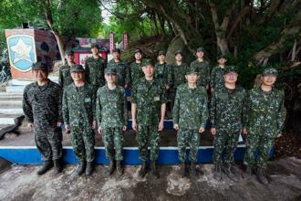 梅总长秋节慰勉金门驻军戍守前线辛劳