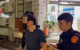 台大硕士生遭三节鞭猛K头溅血！凶嫌20万元交保