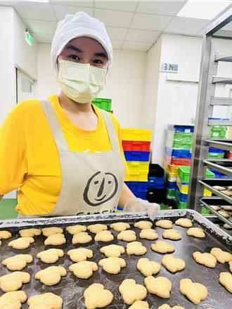 父親驟逝母親教寫便利貼傳思念 庇護工場見證她在愛中成長