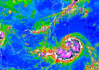 樺加沙轉中颱 還在增強 半個台灣雨下到紫爆