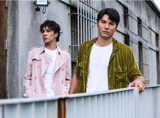 專訪》鳳小岳關車窗拍戲「熱到像偷渡」 納曜吞10多支熱狗超後悔