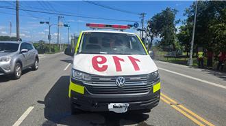 青農「綠燈行」撞上鳴笛救護車 機車卡水溝人倒路邊多處傷