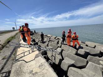 彰滨海堤惊见「白色脚掌」！男尸深卡消波块 疑失踪56天老翁