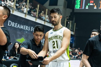 TPBL》退役賽還要自己當總教練 簡浩又打又調度有夠忙