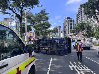 桃園驚傳自小貨車自撞翻覆意外　駕駛驚魂多處擦傷