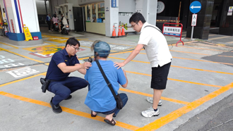 高雄保全持利剪狠刺同事  妙龄女、6旬男紧急送医