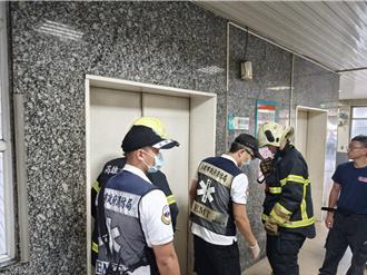 24人受困！高雄殯儀館電梯故障　消防緊急搶救