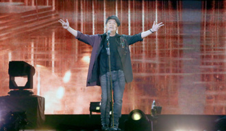 周华健六度攻蛋发生意外「非常抱歉！」　麦克风失误台下狂打叉