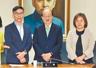 鍾佳濱爆冷接幹事長 陳培瑜續任書記長