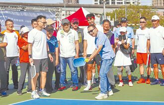 侯友宜開球 河濱匹克球場啟用