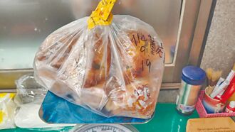 陸客藏肉鬆麵包闖金門 拒繳20萬罰金原船遣返