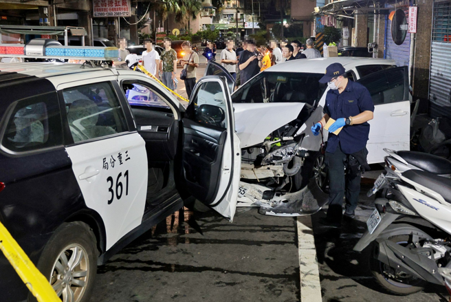 新北市三重警方20日圍捕詐騙集團車手，沿途連開20餘槍，最終在重陽路二段將人圍捕壓制，詳細涉案過程仍待調查。（杜宜諳攝）