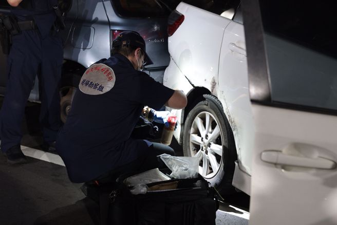 新北市三重警方20日圍捕詐騙集團車手，沿途連開20餘槍，最終在重陽路二段將人圍捕壓制，詳細涉案過程仍待調查。（杜宜諳攝）
