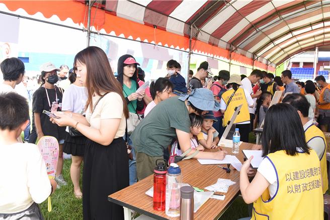 財政部中區國稅局苗栗分局20日上午在縣立體育場舉辦「114年度統一發票推行暨幸福稅月‧嗨翻樂園租稅宣導活動」，鼓勵民眾使用載具儲存雲端發票。（呂麗甄攝）