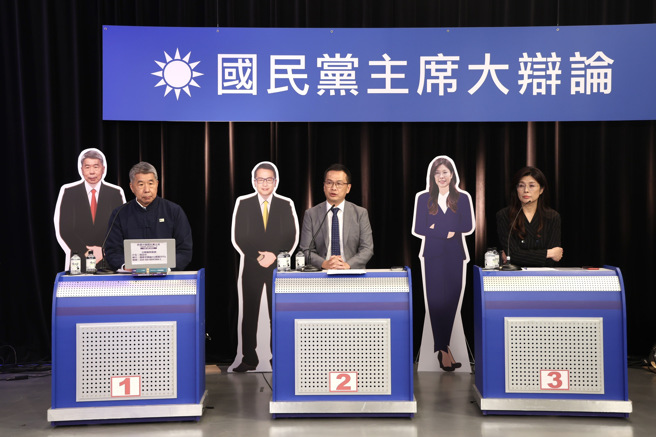 「國民黨主席大辯論」20日在中天電視台舉行， 3位參選人張亞中（左起）、羅智強、鄭麗文出席。（姚志平攝）