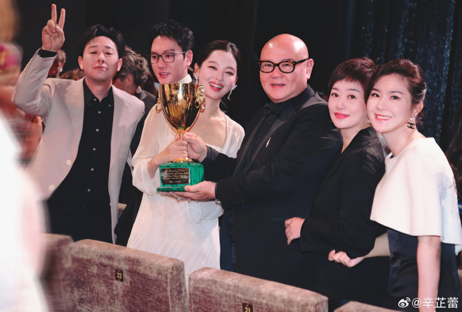 辛芷蕾（左3）憑電影《日掛中天》拿下威尼斯影后。（圖／微博 辛芷蕾）