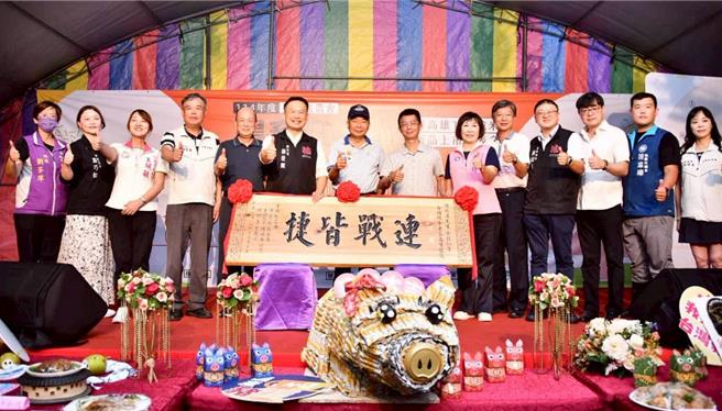 2025年平鎮農畜產好食節19日晚間登場，好食節饗宴除了展現在地特色美食如神農水餃、桔醬黃金雞、豬腳麵線外，還有運用平鎮農友種植的「高雄147號」號米烹煮而成的香米飯，現場更頒發今年平鎮稻米達人選拔賽獎項。（圖／桃園市政府）