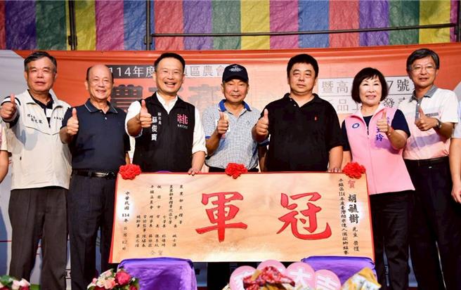 2025年平鎮農畜產好食節19日晚間登場，好食節饗宴除了展現在地特色美食如神農水餃、桔醬黃金雞、豬腳麵線外，還有運用平鎮農友種植的「高雄147號」號米烹煮而成的香米飯，現場更頒發今年平鎮稻米達人選拔賽獎項。（圖／桃園市政府）