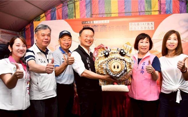 2025年平鎮農畜產好食節19日晚間登場，好食節饗宴除了展現在地特色美食如神農水餃、桔醬黃金雞、豬腳麵線外，還有運用平鎮農友種植的「高雄147號」號米烹煮而成的香米飯，現場更頒發今年平鎮稻米達人選拔賽獎項。（圖／桃園市政府）