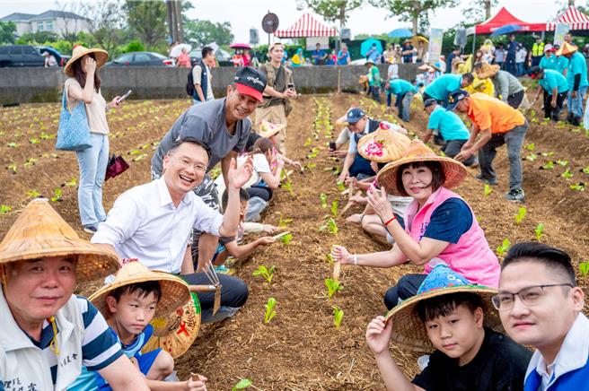 2025年平鎮農畜產好食節19日晚間登場，好食節饗宴除了展現在地特色美食如神農水餃、桔醬黃金雞、豬腳麵線外，還有運用平鎮農友種植的「高雄147號」號米烹煮而成的香米飯，現場更頒發今年平鎮稻米達人選拔賽獎項。（圖／桃園市政府）
