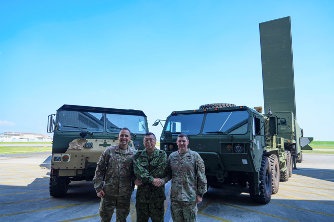 2025年9月16日，美日年度「堅定之龍」（Resolute Dragon）演習，日本自衛隊軍官與美軍多領域部隊指揮官合影。（DVIDS）