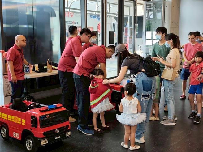 為響應「921國家防災日」，提升市民防災意識與應變能力，桃園市消防局大竹分隊20日舉辦「防災抗震宣導活動」。（圖／大竹消防分隊）