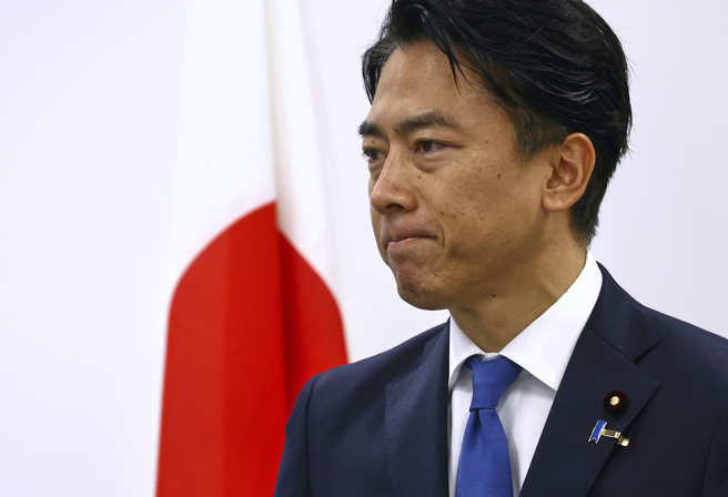 日本農林水產大臣小泉進次郎20日在東京正式宣布角逐執政黨自民黨黨魁，席間遭遇記者辛辣提問。（美聯社）