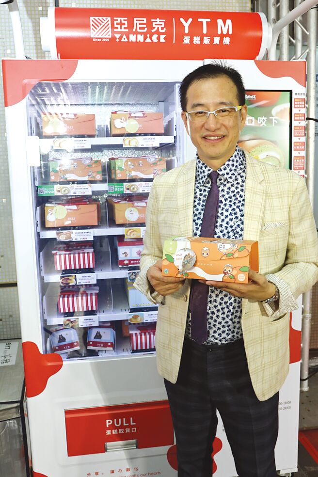 亞尼克董事長吳宗恩獻上蜜柑站長聯名新品「元氣蜜柑生乳捲」，以四季春茶、北海道奶霜搭配來自西班牙、台灣及法國三國的柑橘元素，兼具清爽與層次口感。圖／亞尼克提供